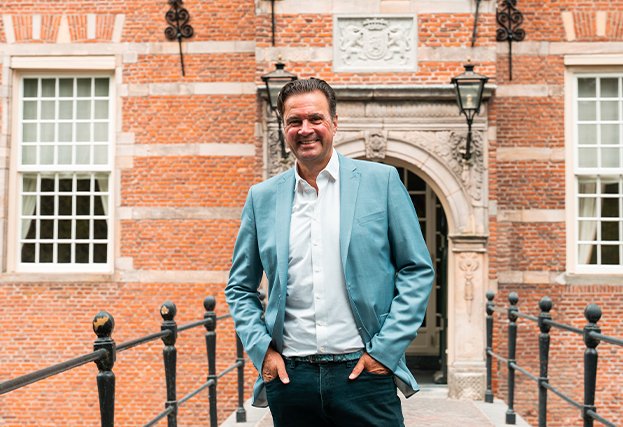 Makelaar van Bink en Partners voor een historisch bakstenen gebouw met klassieke entree