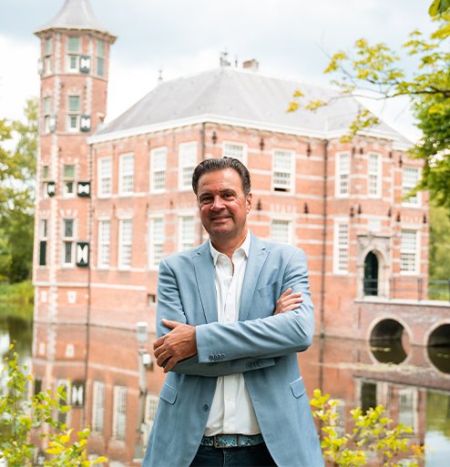 Portret van makelaar van Bink en Partners voor een monumentaal landhuis aan het water