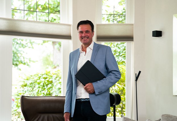 Pieter Bink in een ruime woonkamer met veel licht